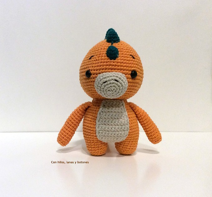 Con hilos, lanas y botones: Dinosaurio amigurumi