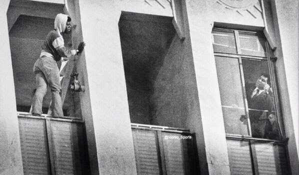 64 Historical Pictures you most likely haven’t seen before. # 8 is a bit disturbing! - Muhammad Ali and a man who tries to commit suicide