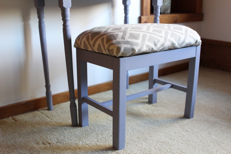 Use an old bed pillow and follow these steps for a super cheap DIY no-sew bench cushion! 