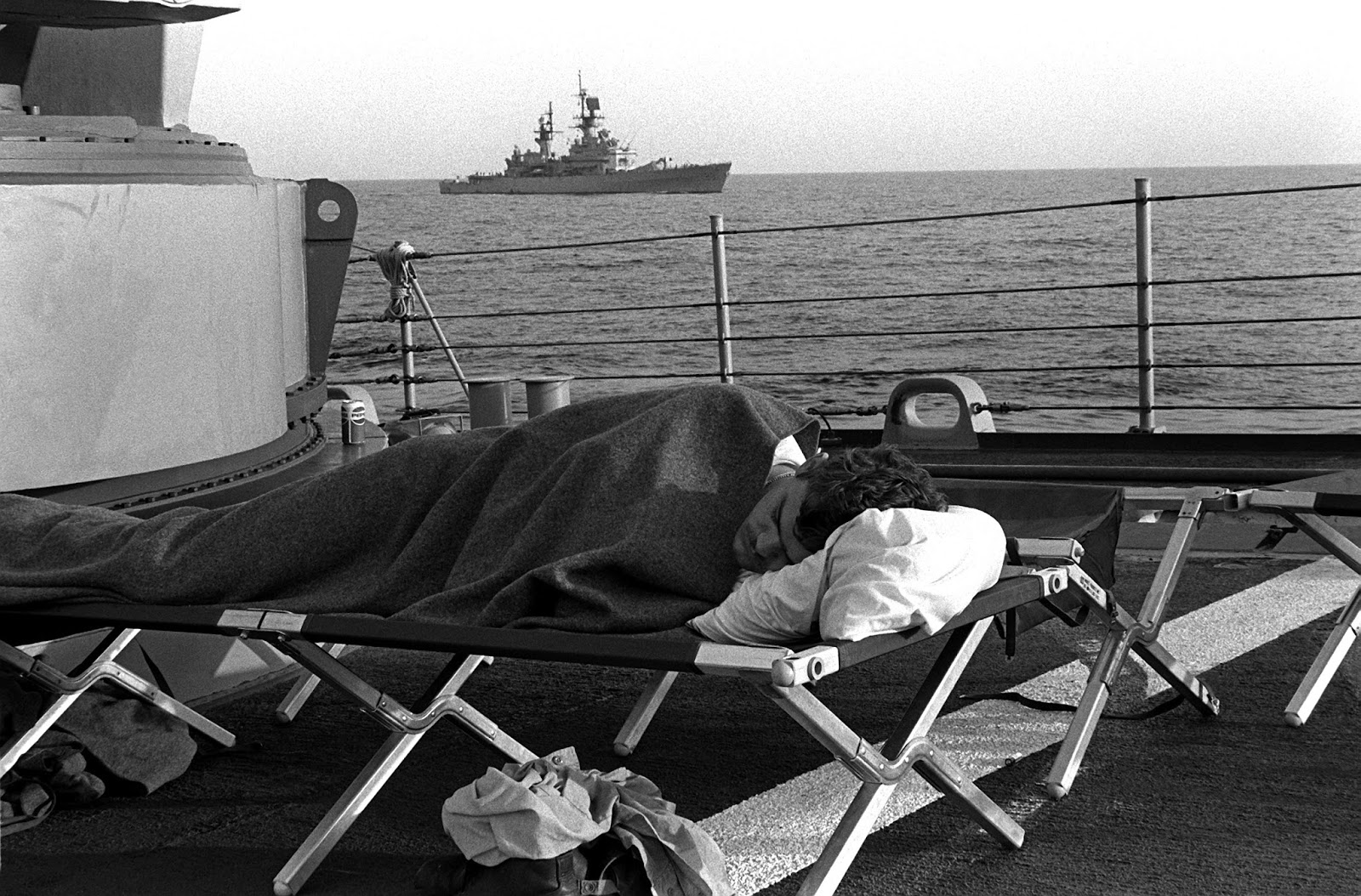 Лежал на палубе. Люди спят на палубе. Фотоискусство палуба. Сонный экипаж.
