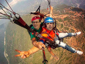 Artur Mas y Quicu Homs en parapente