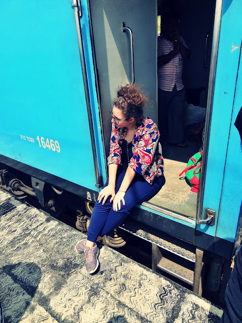 Co trzeba wiedzieć o podróży pociągiem na trasie z Kandy do Ella na Sri Lance? Jak kupić bilety? Czy da się zarezerwować miejscówki? A w końcu którą klasą podróżować? 