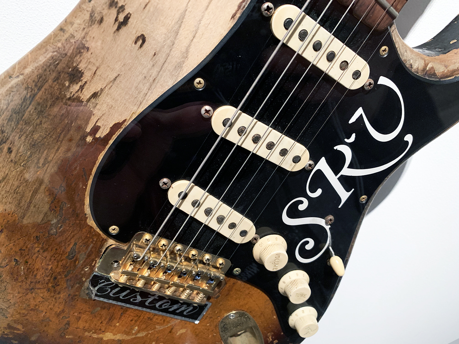 Stylecurated PLAY IT LOUD INSTRUMENTS OF ROCK & ROLL MET MUSEUM