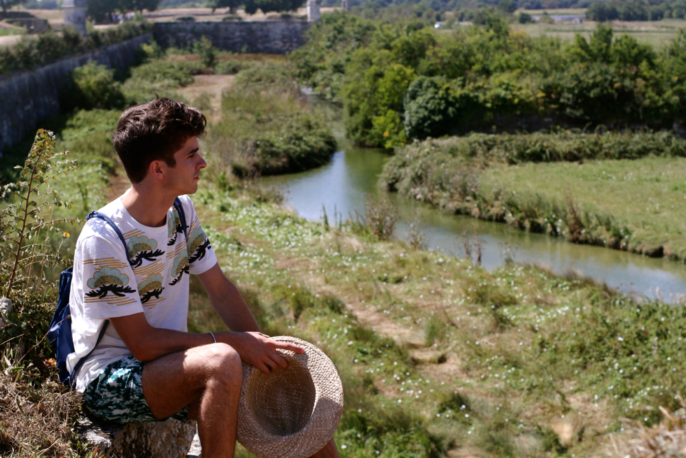 BLOG-MODE-HOMME_chapeau-de-paille_uniqlo-kabuki-tshirt-brouage-village-fortifie_teva-sandales-marais-mec-short-delave1 BLOG-MODE-HOMME_chapeau-de-paille_uniqlo-kabuki-tshirt-brouage-village-fortifie_teva-sandales-marais-mec-short-delave1