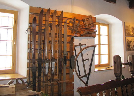 Kolekcja starych nart w Muzeum Beskidzkim w Wiśle.