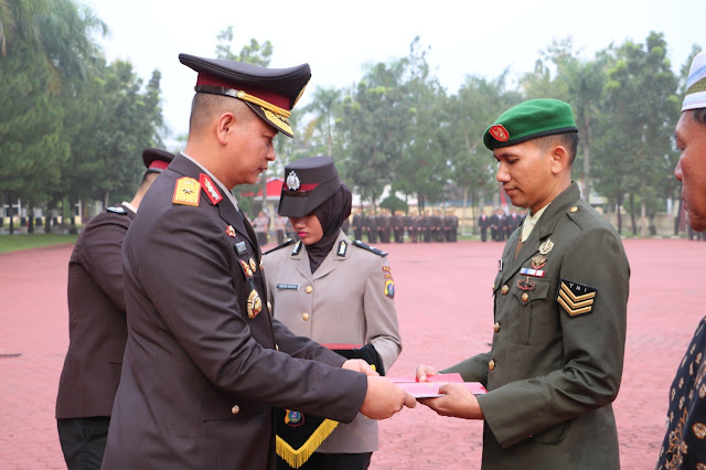 Tangkap Dua Rampok Sekaligus, Anggota TNI Ini Diberi Penghargaan Tangkap Dua Rampok Sekaligus, Anggota TNI Ini Diberi Penghargaan