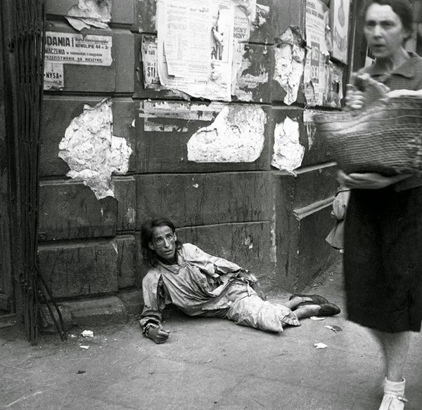 Mulher faminta retratando desespero por conta da fome Fotografia de Heinz Joest, na Polônia, em 1941