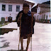 El recordado indio Ruben en el atrio de el templo de Santa Barbara de Ituango ( Años 1970 )