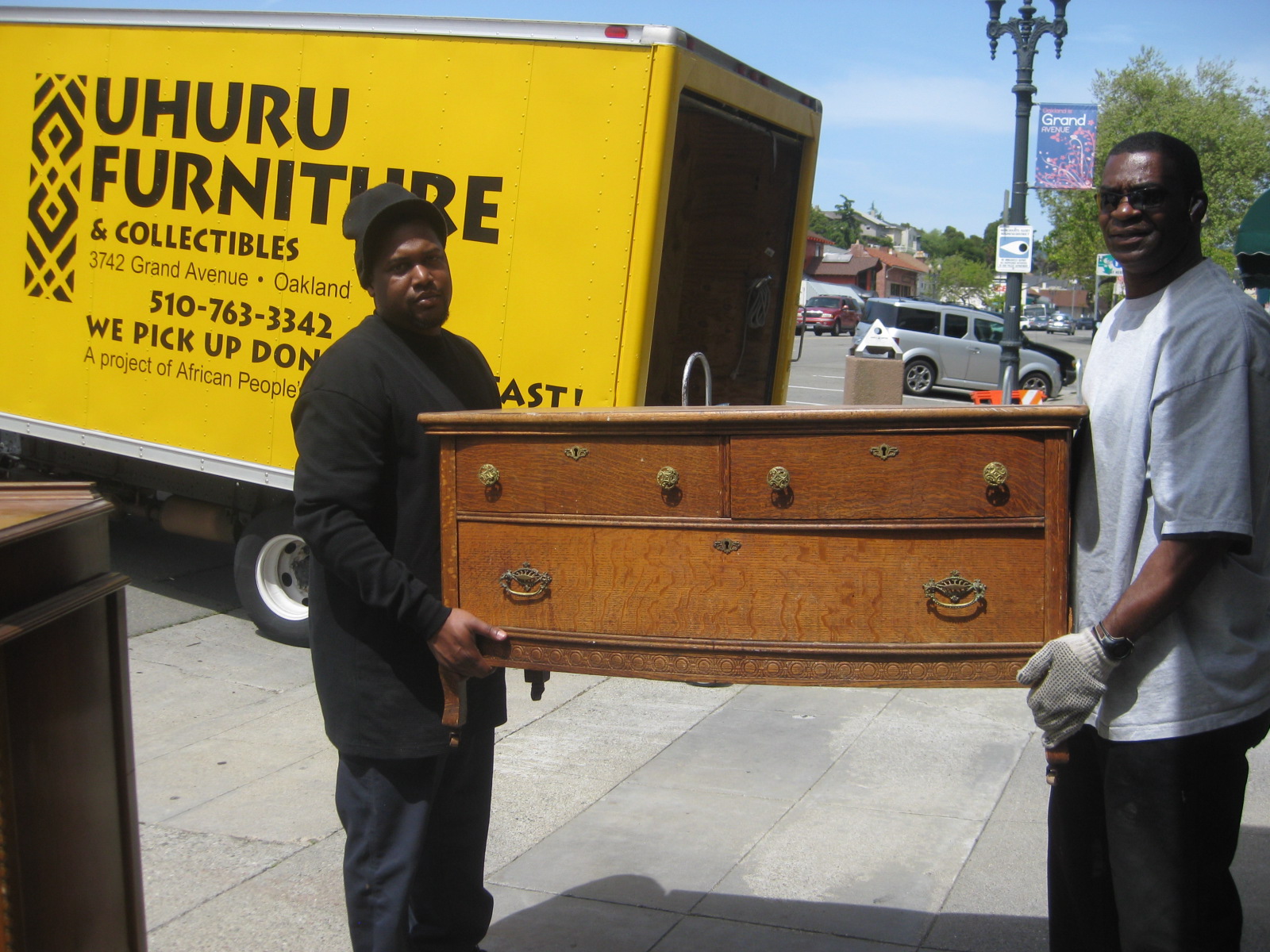 UHURU FURNITURE & COLLECTIBLES Donate Furniture