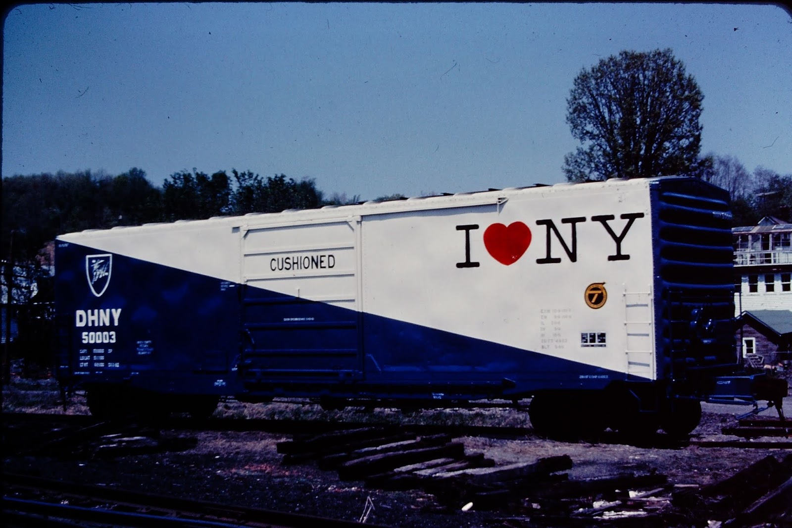 D & H "Colonie Main" layout I Love NY boxcars