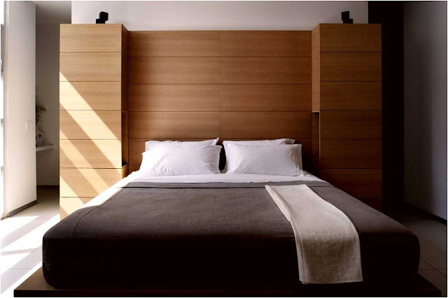 Bild-Einfaches-Schlafzimmer-Innenarchitektur-mit-erstaunlichem-Plattform-Bett-im-Brown-Holz-Rahmen