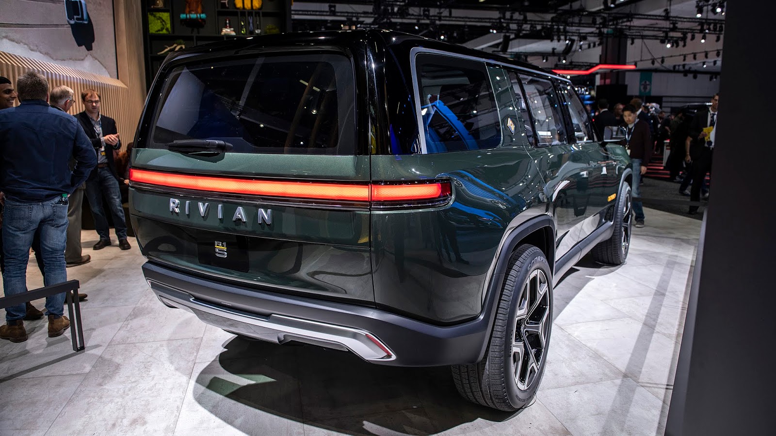 Rivian 2021. Rivian r1. Пикап ривиан. Rivian r1s внедорожник. Rivian r2.