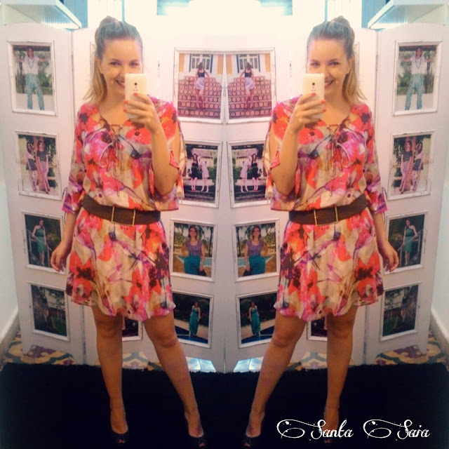 Vestido de viscose anos 70 estampado flores vermelhas