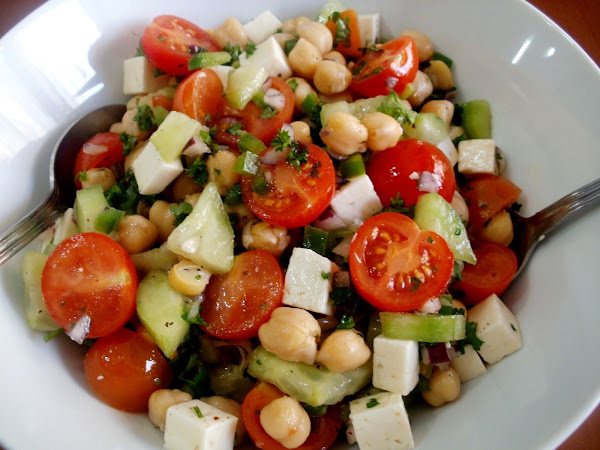 Ensalada de garbanzos con queso, pepino, tomates y perejil rizado