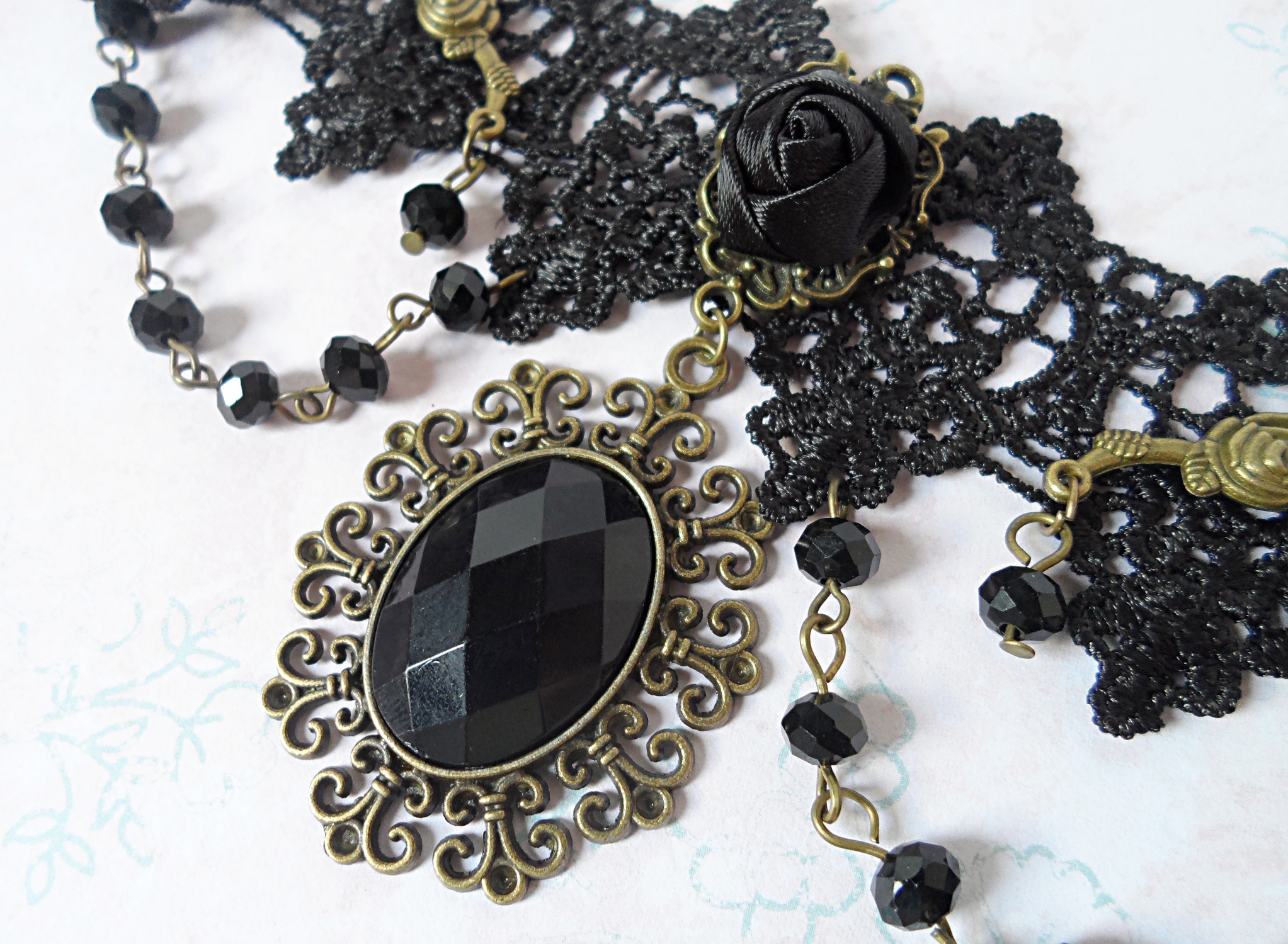 a very beautiful, gothic cameo necklace pictures and review by blogger