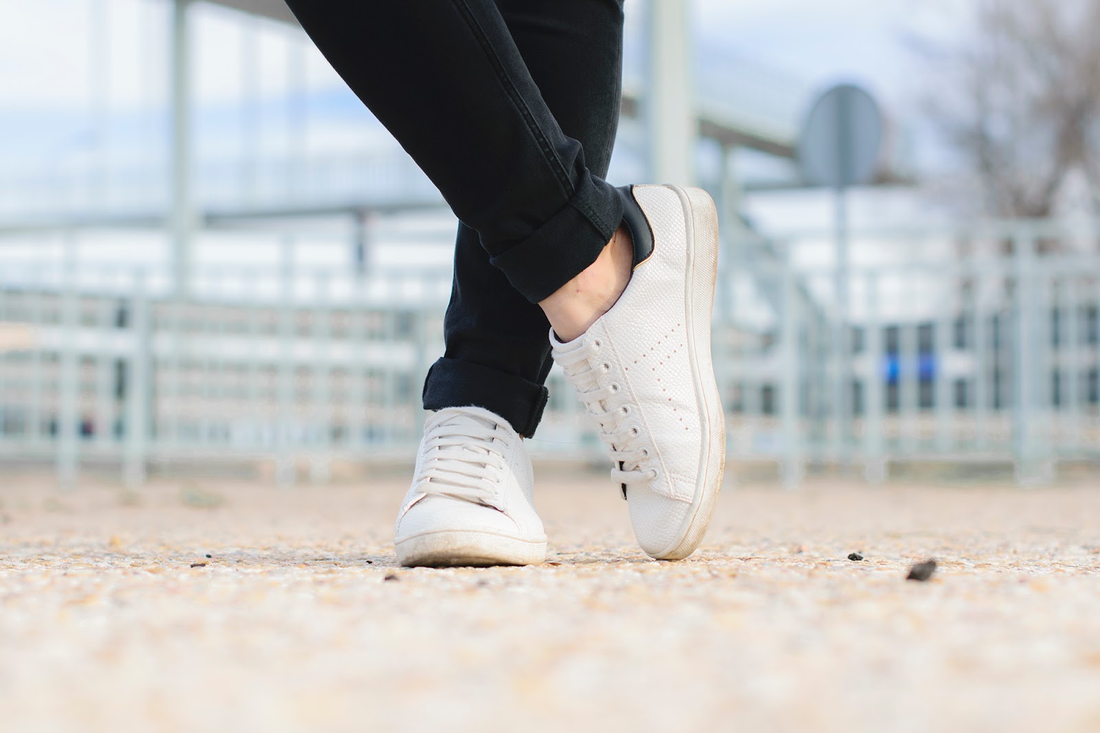 Look con biker y sneakers ponteunostacones