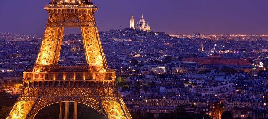 La Tour et le Sacre Coeur au fonds le soir