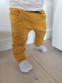 handgemaakte hippe mosterd - gele broek voor baby met nep gulp