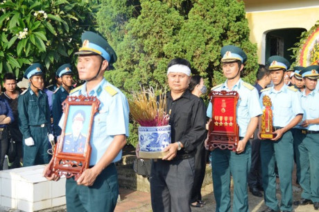 Dam le dua phi cong Tran Quang Khai ve voi dat me que huong - Anh 11