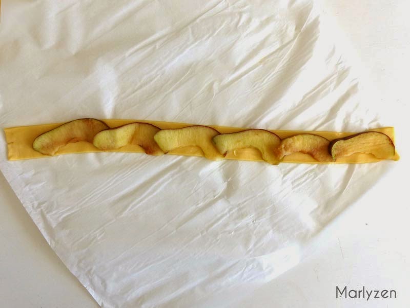 Sur une bande de pâte, posez des tranches de pomme.