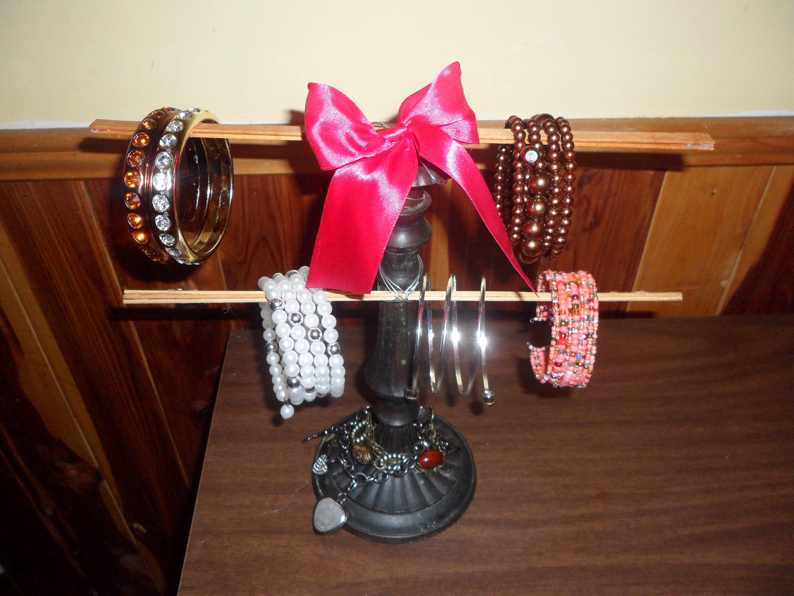 DIY bracelet holder Buildeth Her House
