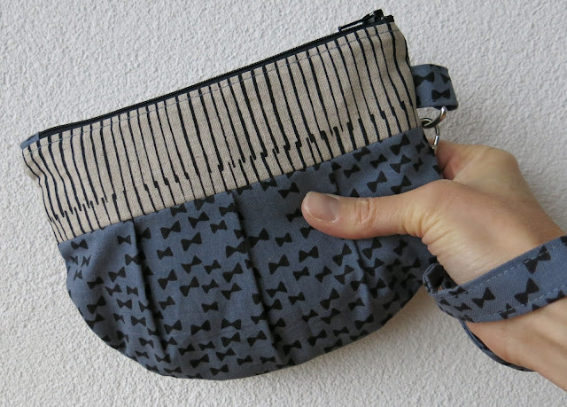 Luna Lovequilts - Pleated pouch in Cotton and steel fabrics - tutorial by Skip to my Lou