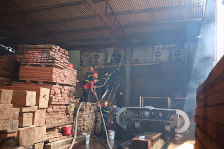 Chay kho hang tren duong Truong Chinh, nhieu tai san bi thieu rui - Anh 8