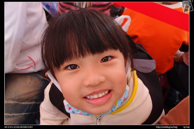 2013-03-23 梅峰農場 春之饗宴 台大森林實驗林_女兒等車大頭特寫