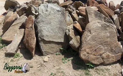 Pedra moledo para escada de pedra tipo faceada com cantos, tanto para degrau de pedra isolado com grama entre as juntas ou encostado com junta de massa.