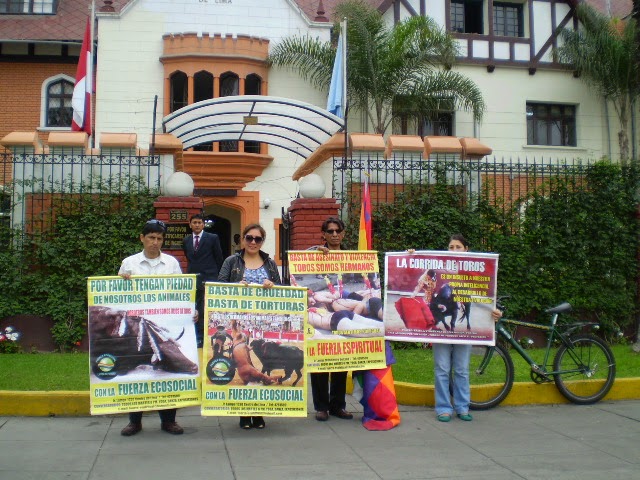 PLANTON FRENTE AL COLEGIO DE ABOGADOS