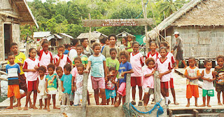 Warga dan Anak-anak Desa Sawinggrai Raja Ampat