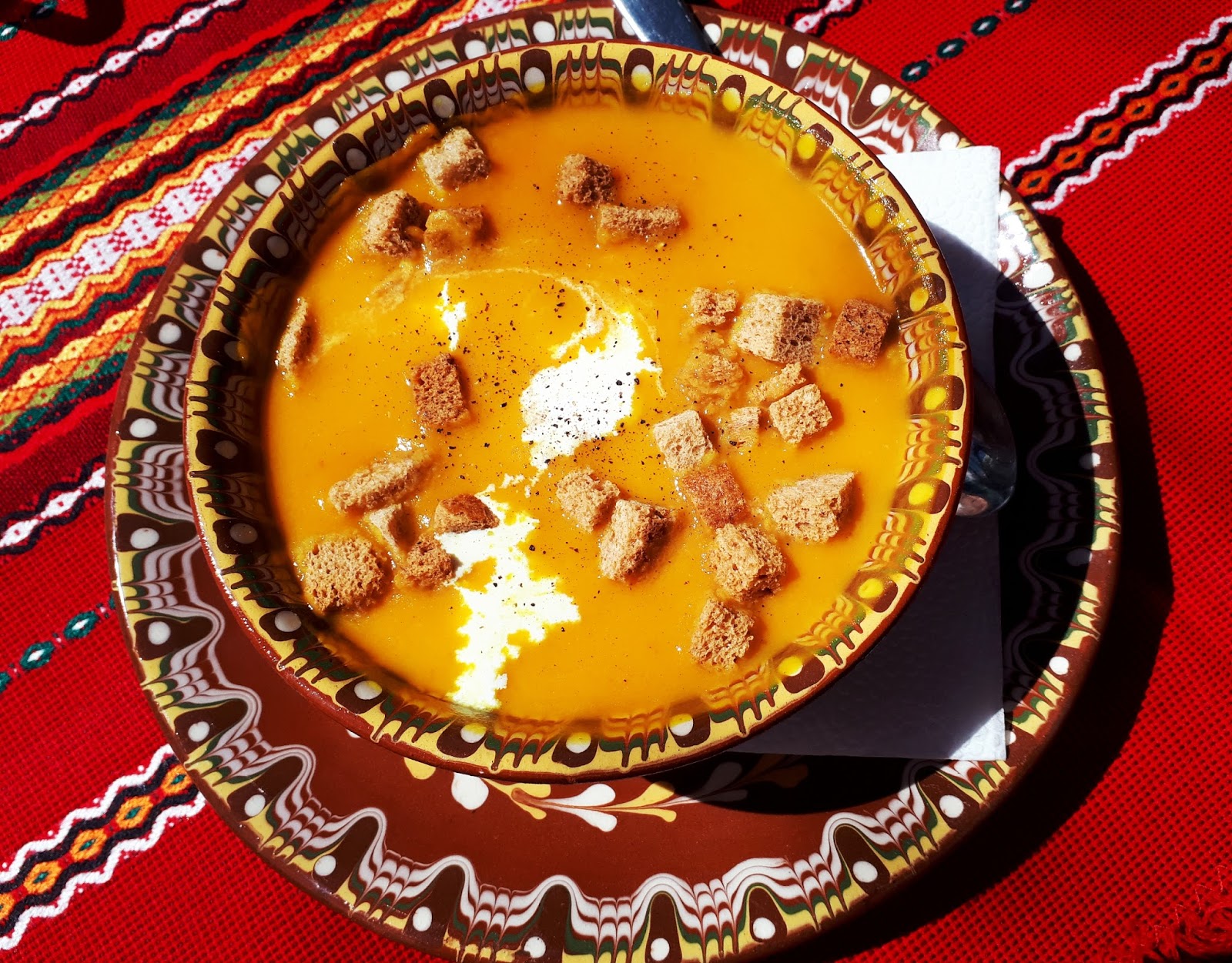 Крем-суп из моркови, запечённой с луком, чесноком и имбирём