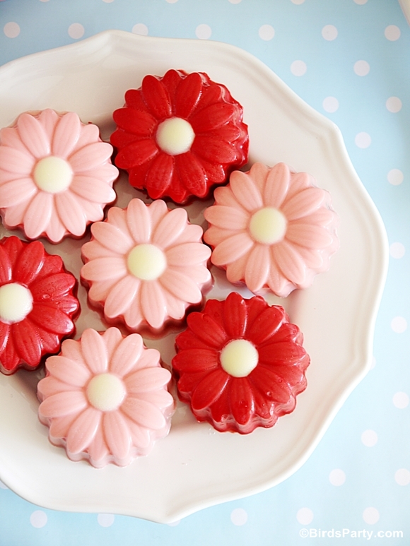 Mother's Day: DIY Chocolate Covered Oreo Flowers Tutorial with FREE Printable Gift Tags - BirdsParty.com