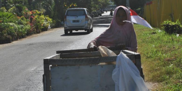 Niar, Siswi SD Ini Jadi Pemulung demi Nafkahi Diri dan Neneknya Niar, Siswi SD Ini Jadi Pemulung demi Nafkahi Diri dan Neneknya