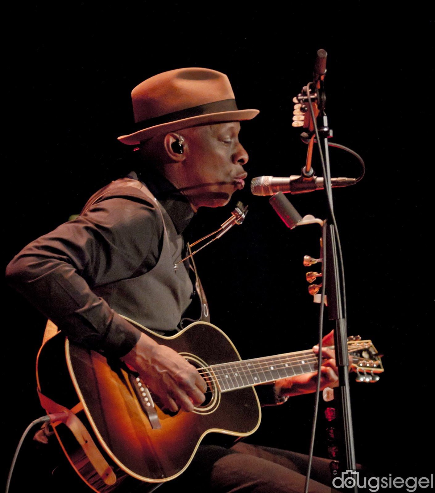Keb Mo Performs at The Taft Theater Concert Photos Magazine Live