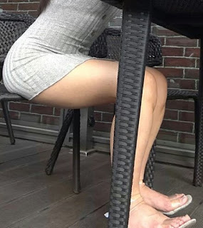 Hermosa chica con vestido corto y entallado Hermosa chica vestido corto entallado