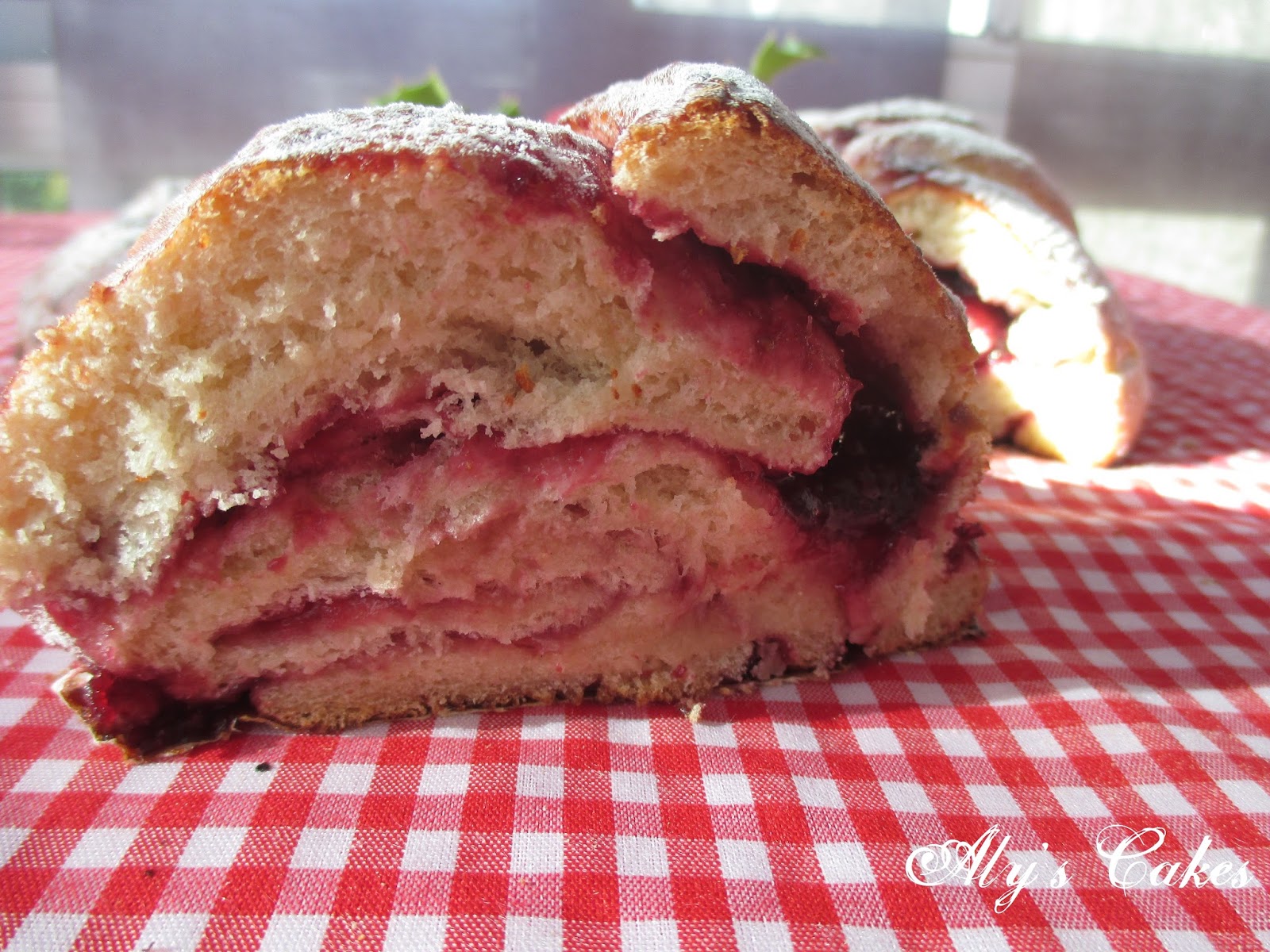 Aly's Cakes PAN DULCE RELLENO DE MERMELADA DE FRUTOS ROJOS