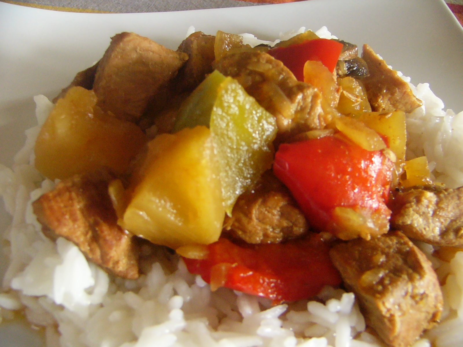 tomates-cerises-et-basilic-cubes-de-porc-la-cr-ole