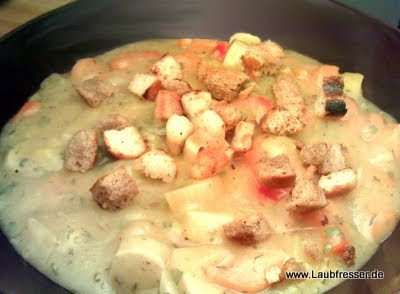 Kartoffel-Möhren-Suppe mit Paprika, veganen Würstchen und Croutons