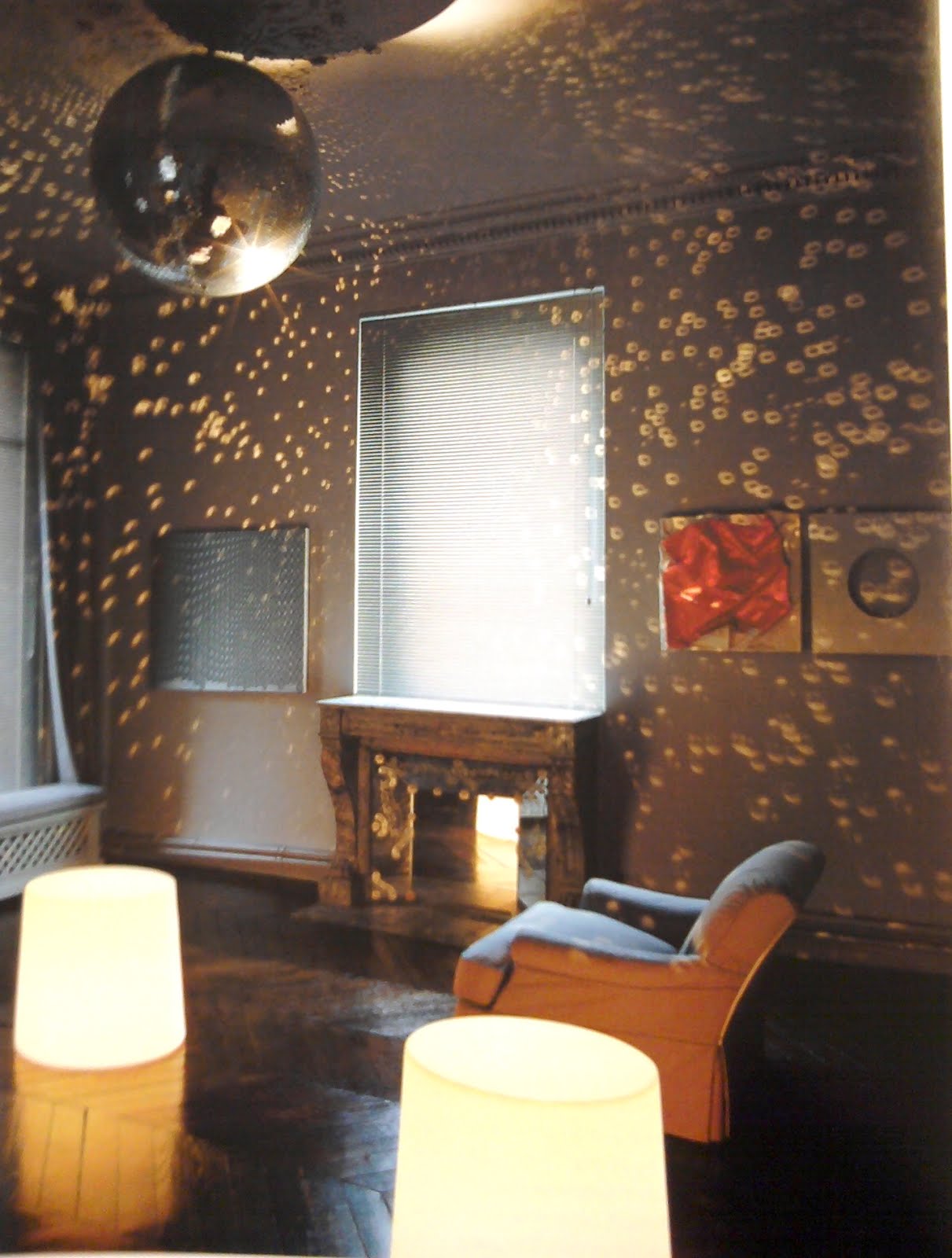 bilhete Disco Ball in the Living Room?