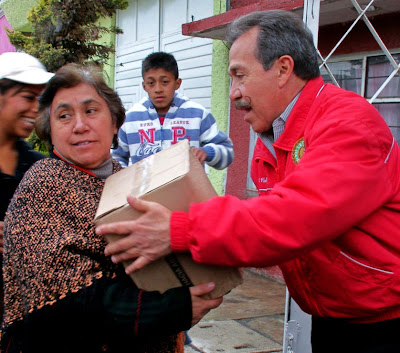 Edoméx en línea Vicente Coss entrega apoyos a familias del distrito XLII