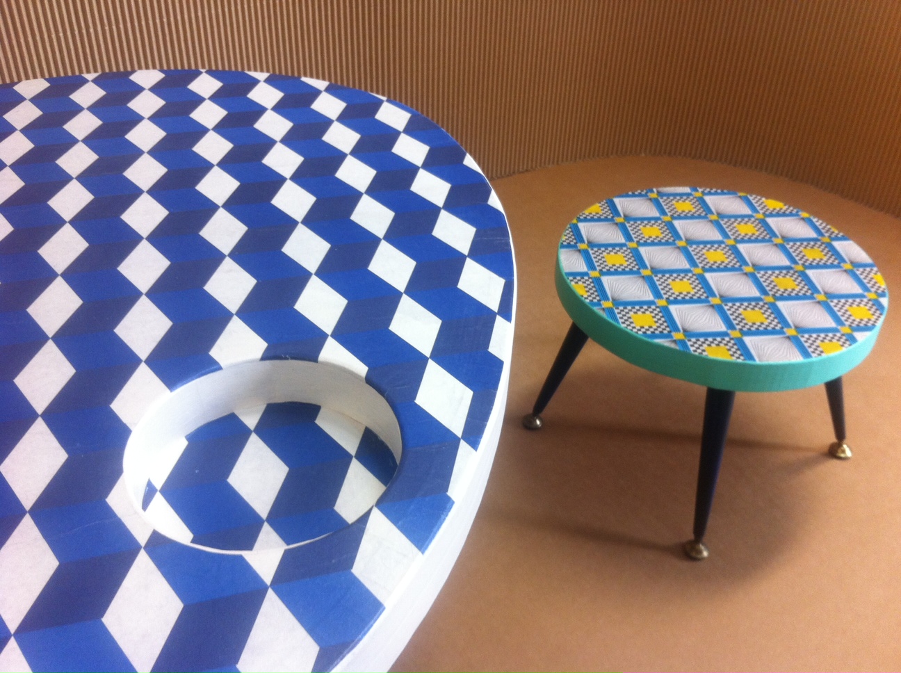 table basse en carton avec tabouret. motif géométrique. pieds en métal. fabriqués à marseille par juliadesign