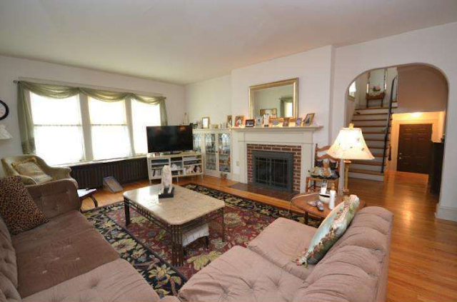 living room of Sears Elmhurst 827 Green Lane, Secane, PA