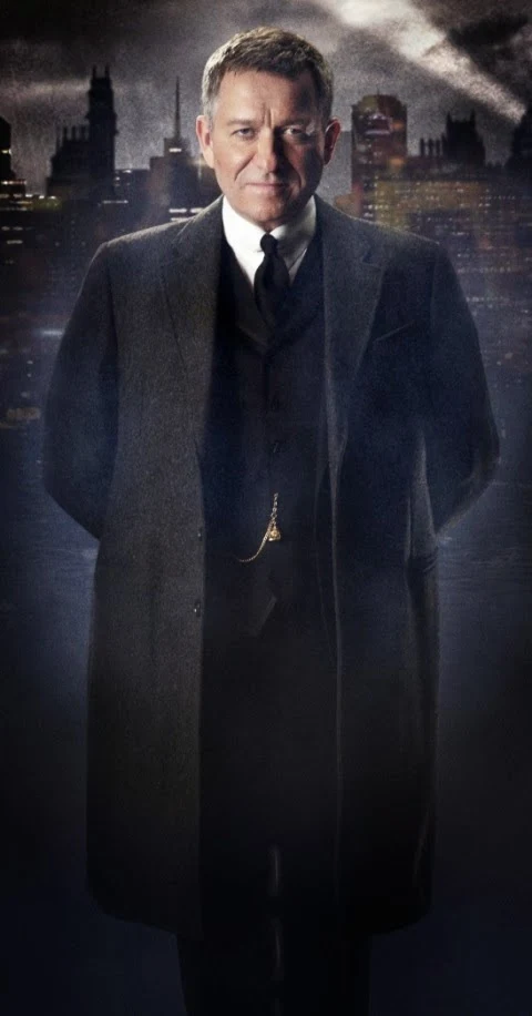 SEAN PERTWEE COMO ALFRED EN GOTHAM