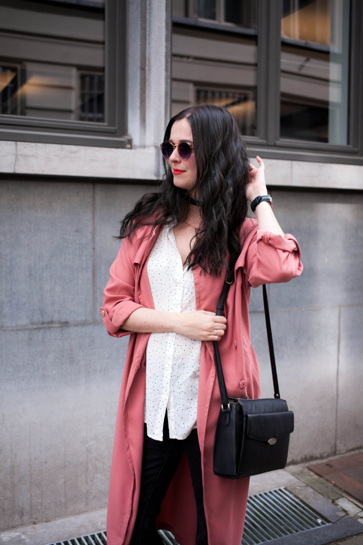 Outfit: messy waves, choker, pink trench coat