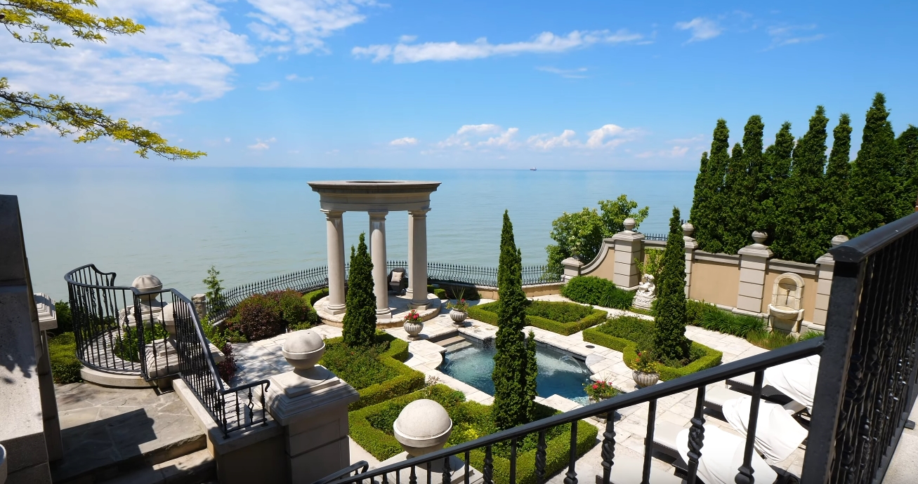 24 Photos vs. 20 Bayview Dr, St. Catharines, ON Home Interior Design Tour
