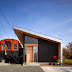 Arquiteto usa vidro para integrar casa a antigo vagão de trem