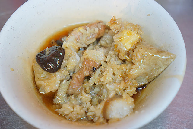 十甲黃昏市場│網友與食尚玩家推薦的麻豆李助碗粿就在新光市場美食中，油飯必點