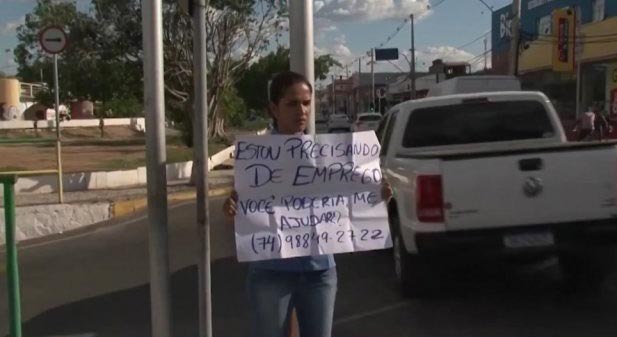 Após 5h pedindo emprego com cartaz em sinaleira, jovem consegue vagas para ela parentes