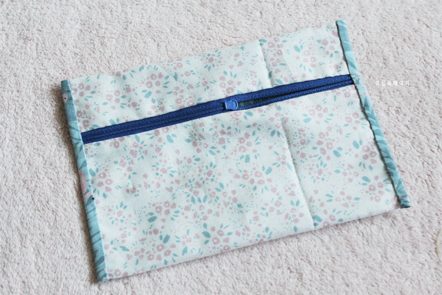 Lined Zip Pouch Tutorial - Make up bag/Headphone holder/Pencil case